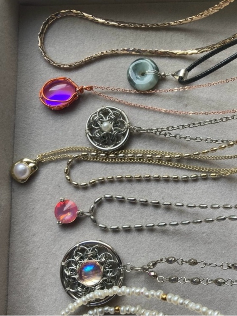 Mixed Jewelry Necklace Lot – Pearls, Iridescent & Vintage-Inspired